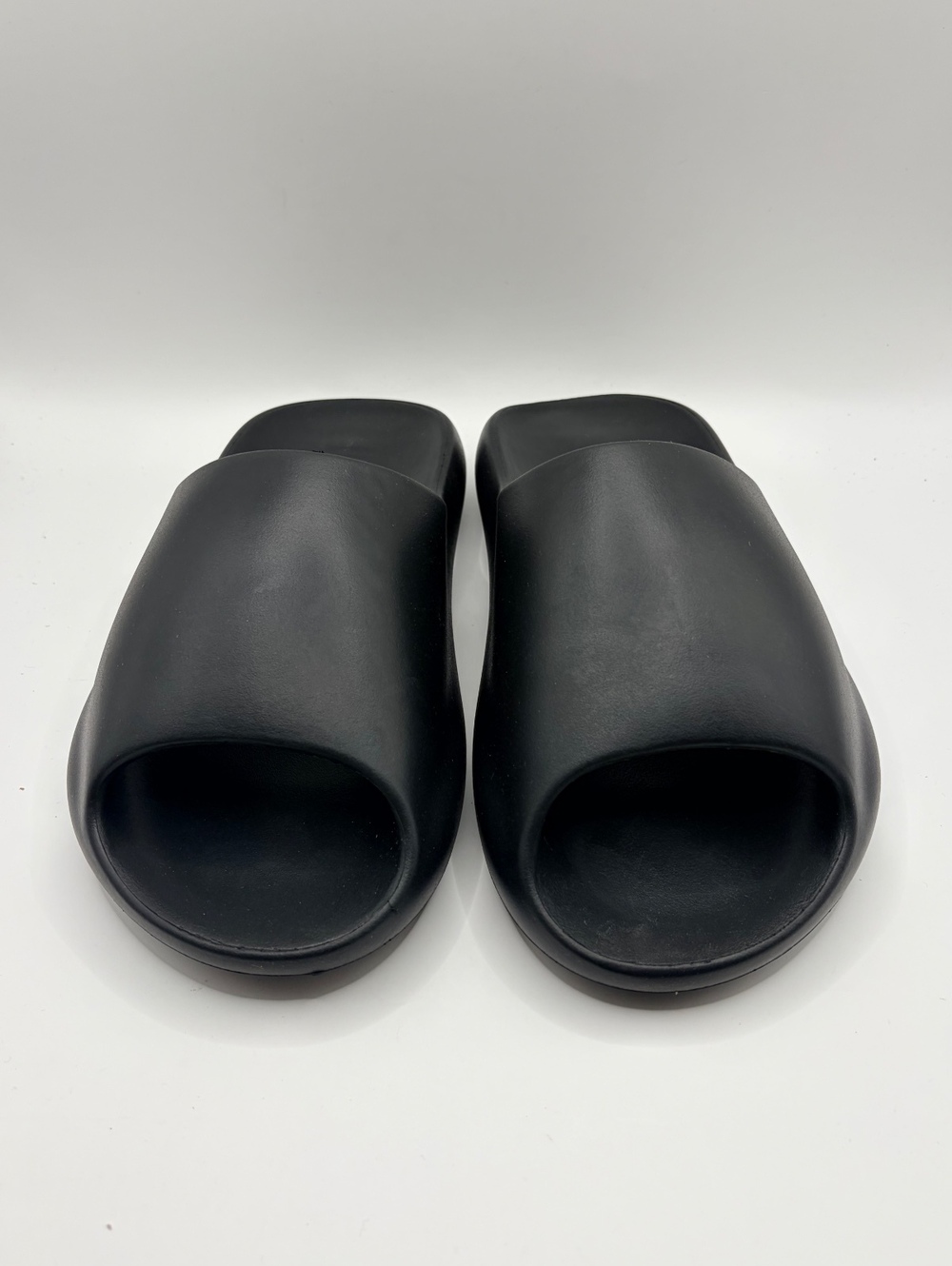 YEEZY YS-02 slides in Coal, size US 9.